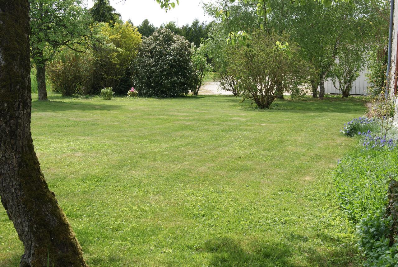 Le Lac Aux Fees Henrichemont Exterior photo